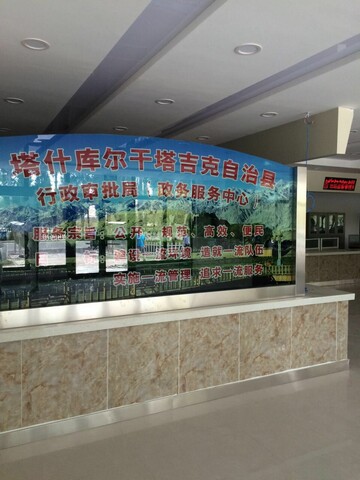 新疆自治區(qū)塔縣政務(wù)服務(wù)中心叫號(hào)系統(tǒng)、信息發(fā)布系統(tǒng)由米可提供1.jpg